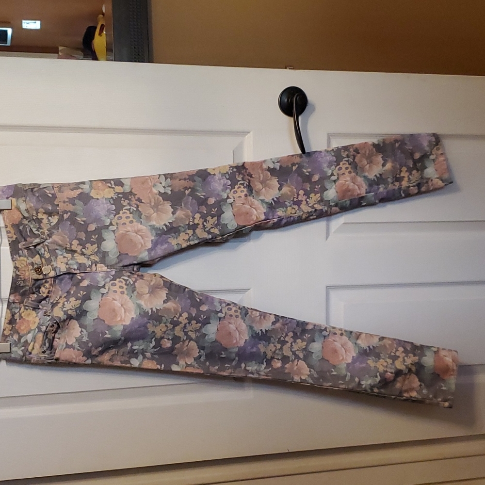 Studio F floral jeans size 8 skinny!